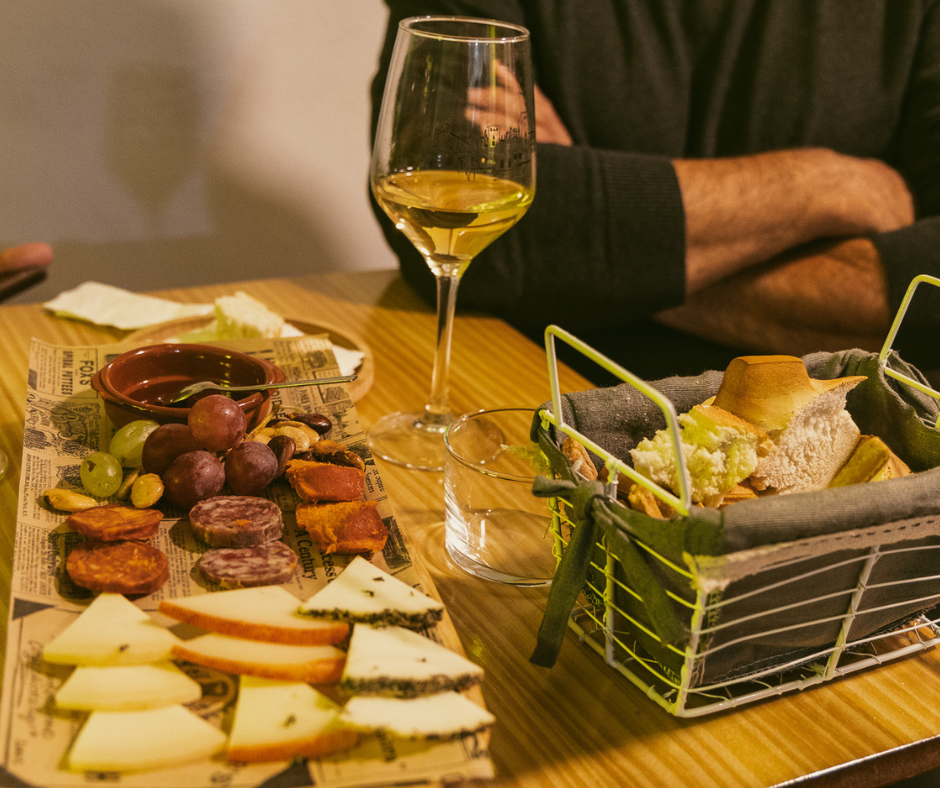 Cata sensorial de vinos y cervezas con degustación de productos locales en Guadalupe